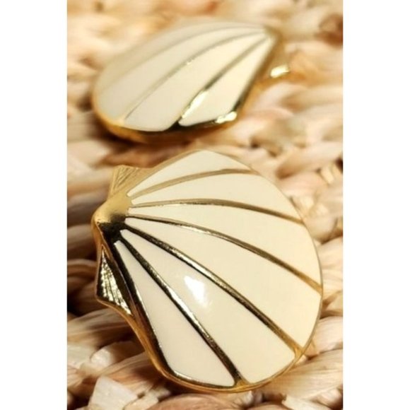 VINTAGE TRIFARI CREAM & GOLD SHELL PIERCED EARRINGS - Picture 3 of 4